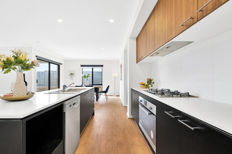 Photo - 30 Feathertop Crescent, Donnybrook VIC 3064 - Image 10