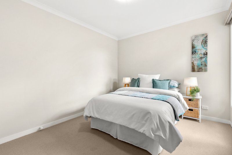 Photo - 30 Featherwood Crescent, Craigieburn VIC 3064 - Image 7