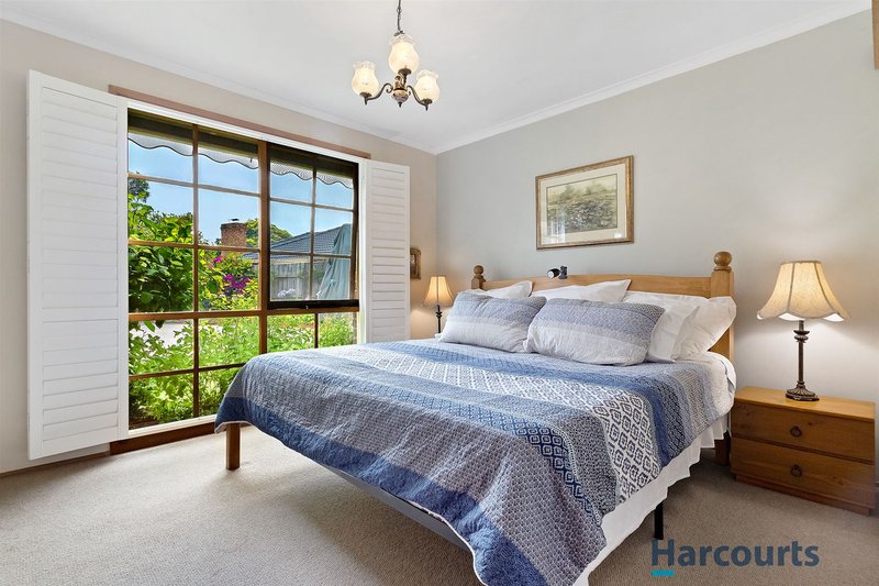 Photo - 30 Ferres Court, Glen Waverley VIC 3150 - Image 8