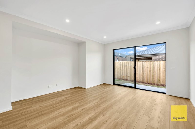 Photo - 30 Fieldia Road, Tarneit VIC 3029 - Image 4