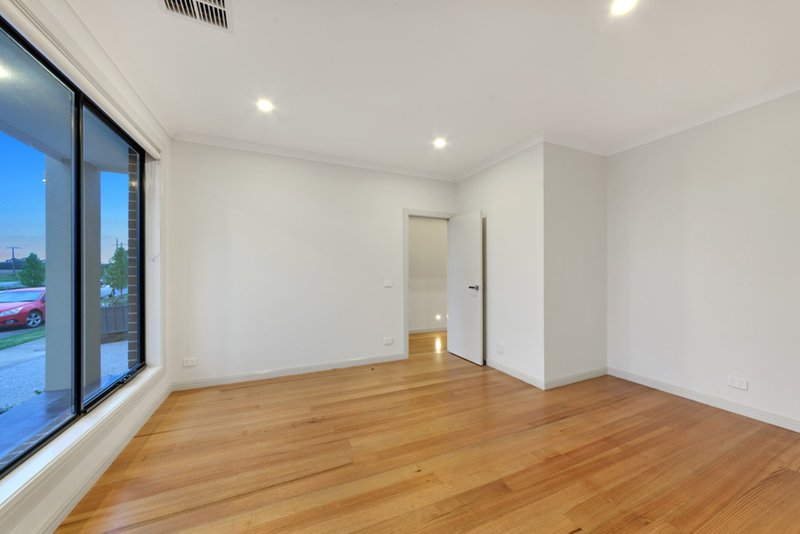 Photo - 30 Frontier Avenue, Greenvale VIC 3059 - Image 9