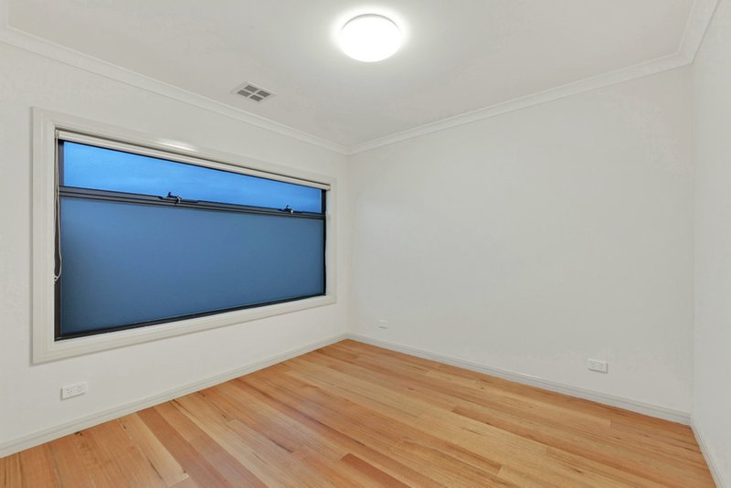 Photo - 30 Frontier Avenue, Greenvale VIC 3059 - Image 14