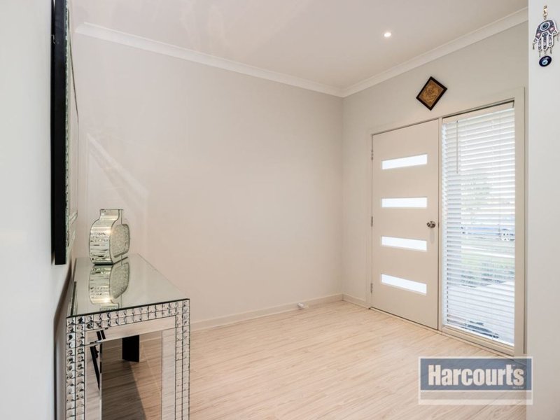 Photo - 30 Heather Grove, Cranbourne East VIC 3977 - Image 8