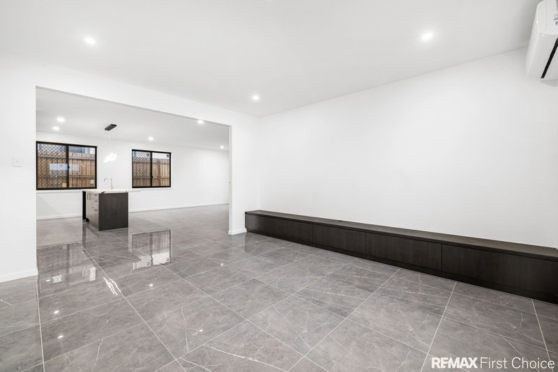 Photo - 30 Hepburn Street, Greenbank QLD 4124 - Image 6