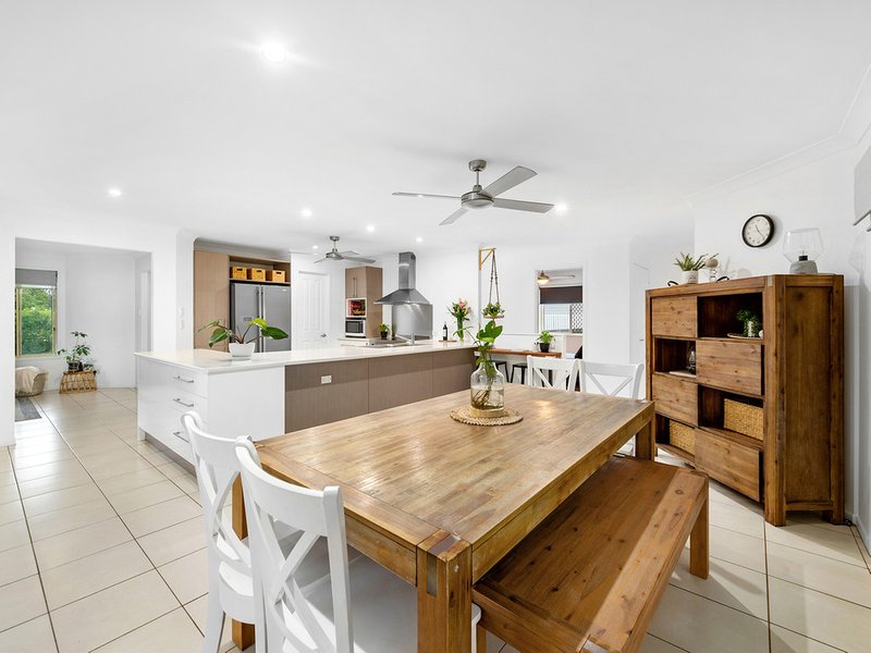 Photo - 30 Hillenvale Avenue, Arana Hills QLD 4054 - Image 7