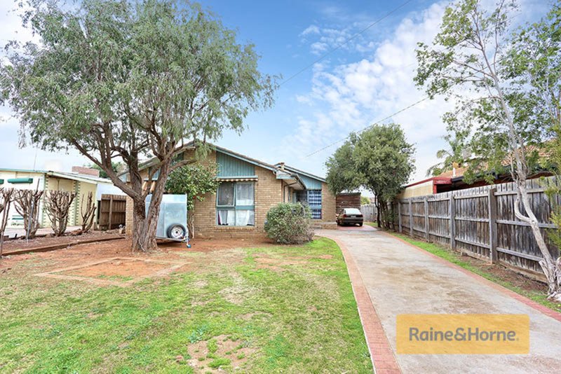 30 Hume Ave , Melton South VIC 3338