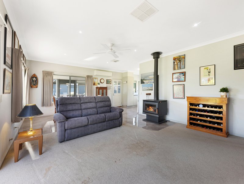 Photo - 30 Johnson Street, Oxley VIC 3678 - Image 3