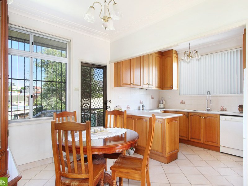 Photo - 30 Karrabah Crescent, Lake Heights NSW 2502 - Image 3