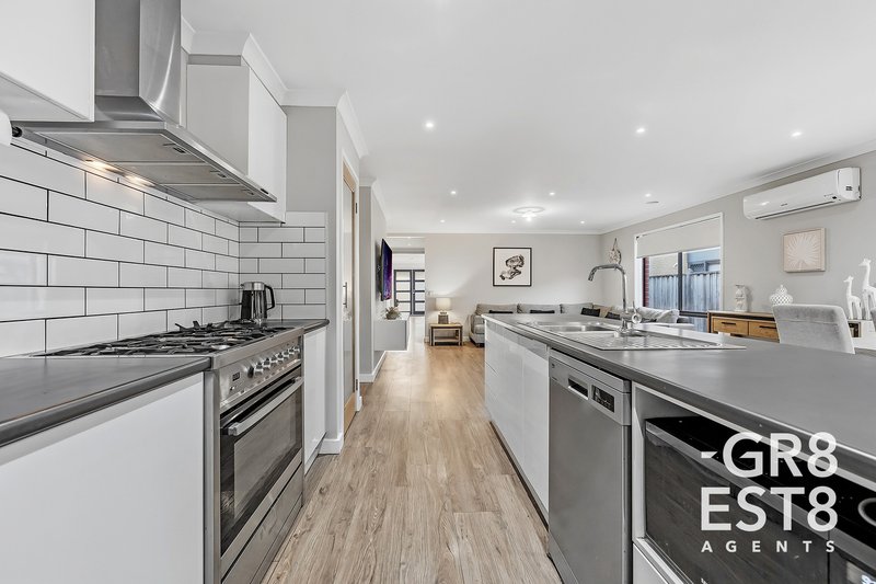 Photo - 30 Lemon Grove, Cranbourne West VIC 3977 - Image 9