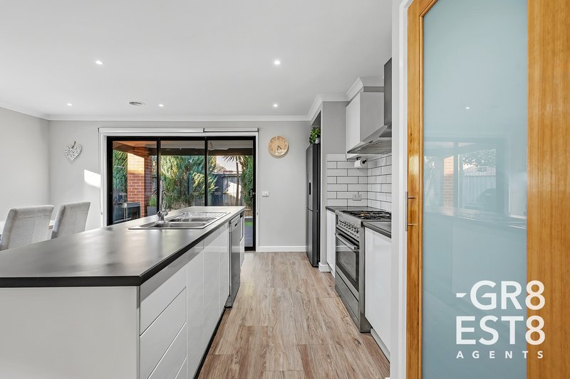 Photo - 30 Lemon Grove, Cranbourne West VIC 3977 - Image 10
