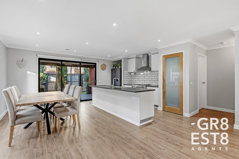 Photo - 30 Lemon Grove, Cranbourne West VIC 3977 - Image 12