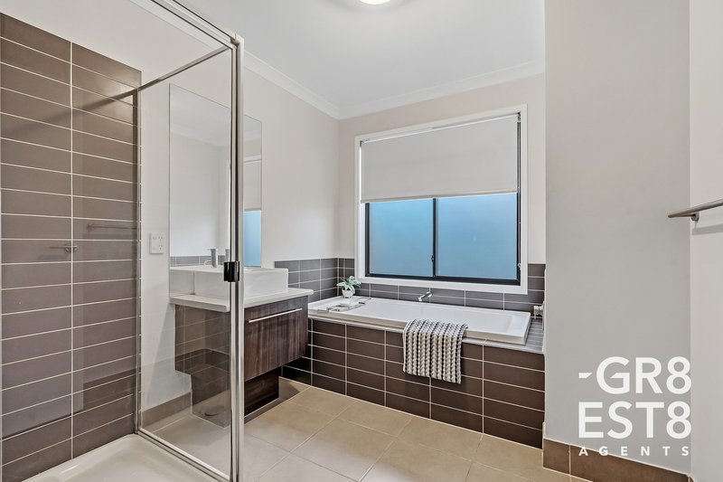 Photo - 30 Lemon Grove, Cranbourne West VIC 3977 - Image 18