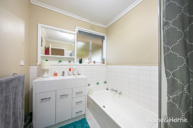 Photo - 30 Lindsay Avenue, Sunbury VIC 3429 - Image 7