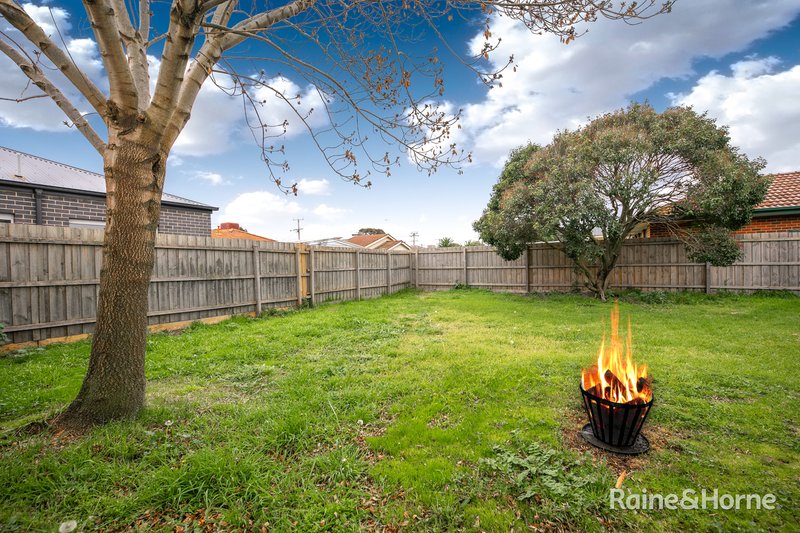 Photo - 30 Lindsay Avenue, Sunbury VIC 3429 - Image 13