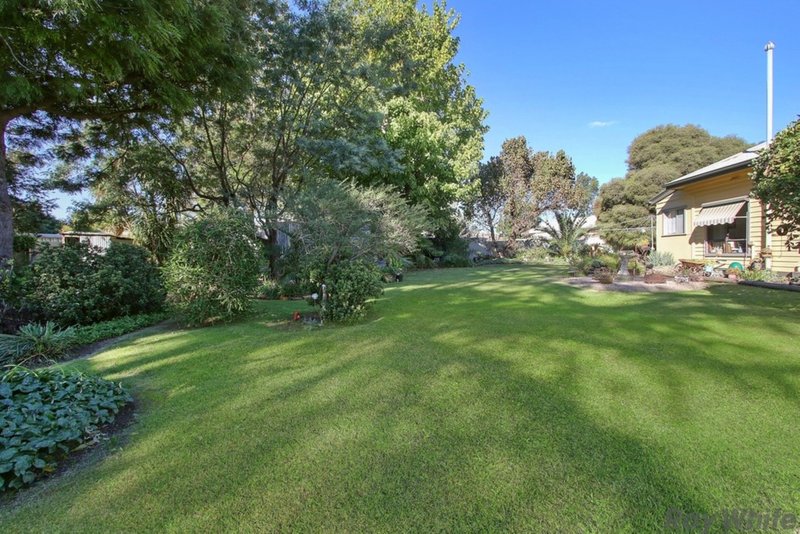 Photo - 30 Maginness Street, Benalla VIC 3672 - Image 2