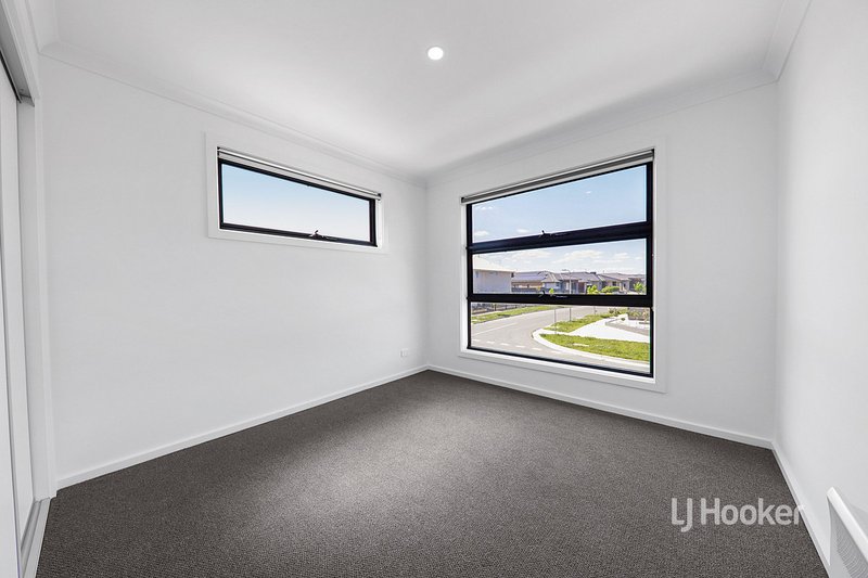 Photo - 30 Merribrook Boulevard, Clyde VIC 3978 - Image 10