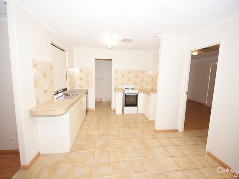 Photo - 30 Newstead Crescent, Parmelia WA 6167 - Image 2