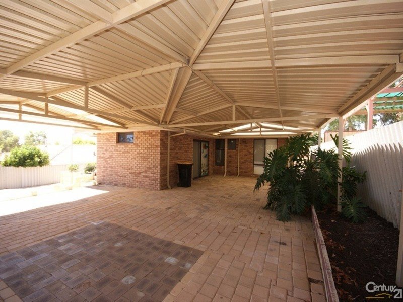 Photo - 30 Newstead Crescent, Parmelia WA 6167 - Image 13