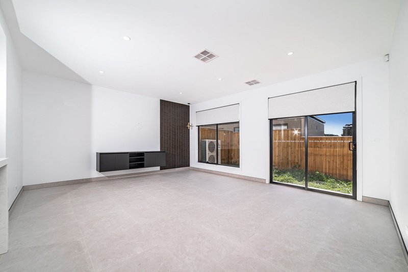 Photo - 30 Nubeena Crescent, Donnybrook VIC 3064 - Image 4