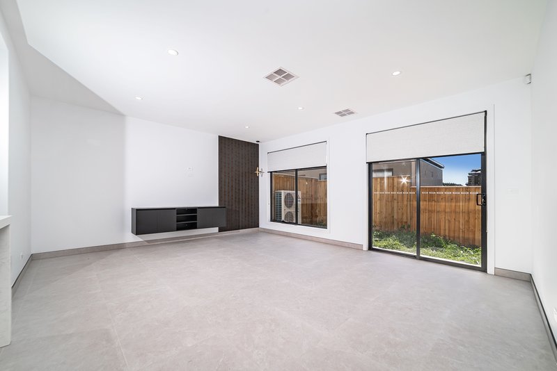 Photo - 30 Nubeena Crescent, Donnybrook VIC 3064 - Image 9