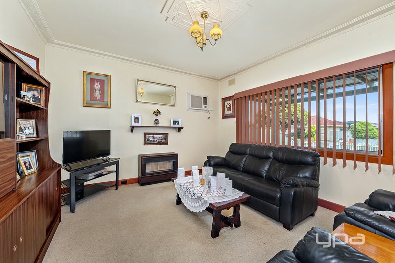 Photo - 30 Oberon Avenue, St Albans VIC 3021 - Image 3