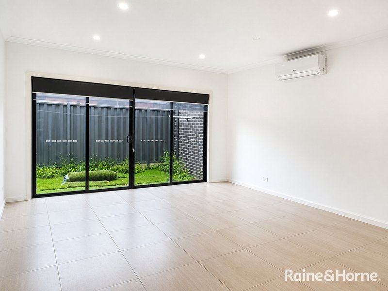 Photo - 30 Parkfront Crescent, Roxburgh Park VIC 3064 - Image 2