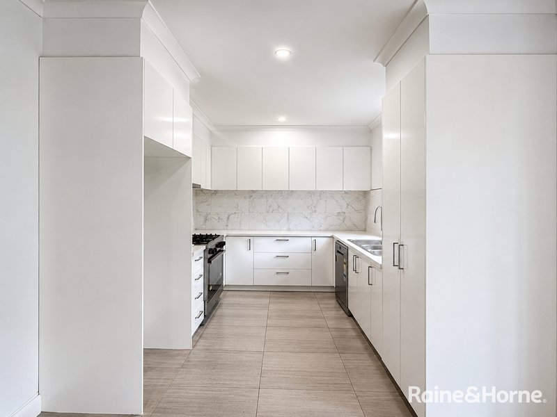 Photo - 30 Parkfront Crescent, Roxburgh Park VIC 3064 - Image 3
