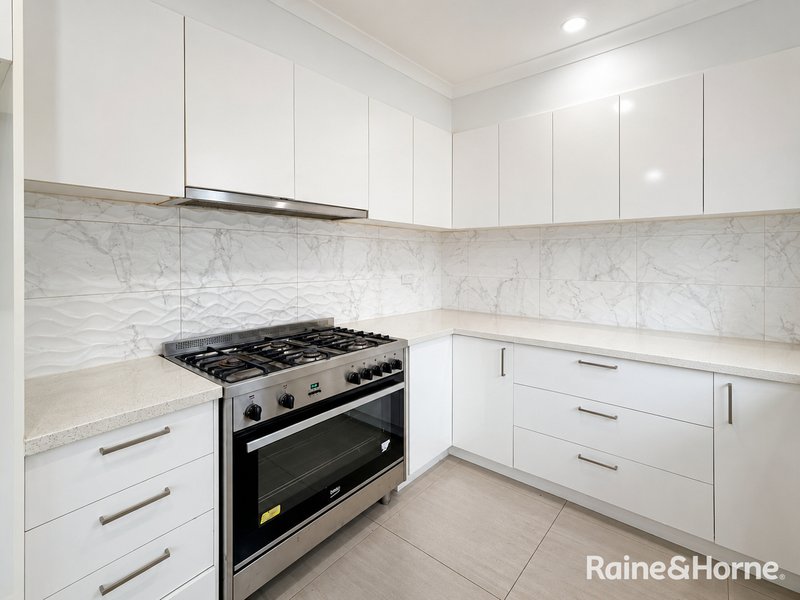 Photo - 30 Parkfront Crescent, Roxburgh Park VIC 3064 - Image 4