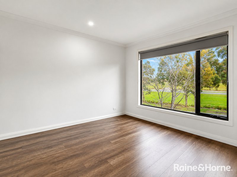 Photo - 30 Parkfront Crescent, Roxburgh Park VIC 3064 - Image 6