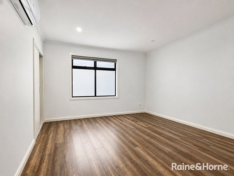 Photo - 30 Parkfront Crescent, Roxburgh Park VIC 3064 - Image 7