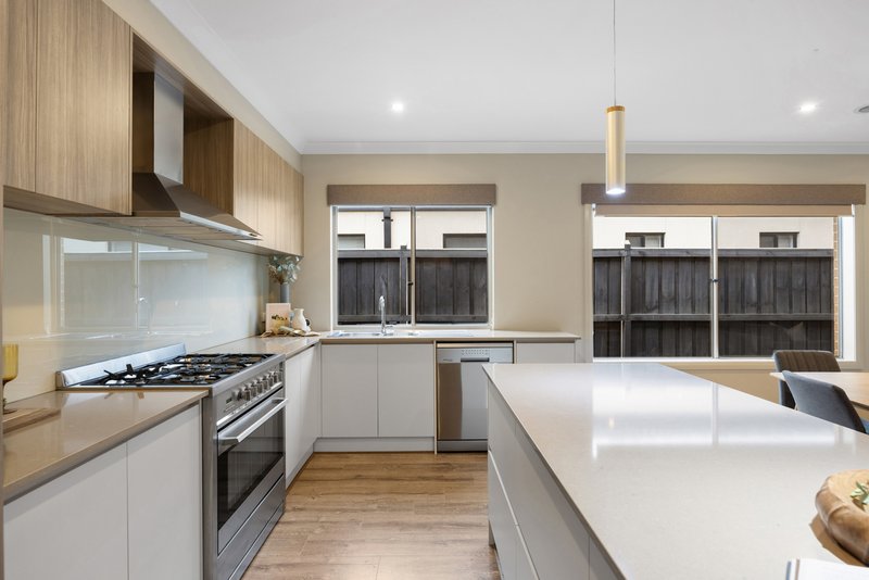Photo - 30 Patriot Boulevard, Clyde North VIC 3978 - Image 7