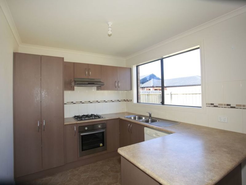 Photo - 30 Pomegranate Way, Pakenham VIC 3810 - Image 5