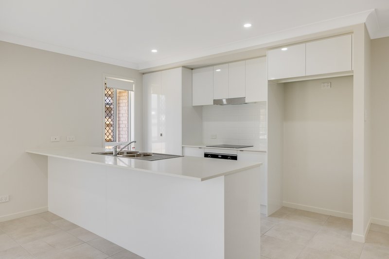 Photo - 30 Red Cedar Avenue, Cotswold Hills QLD 4350 - Image 4