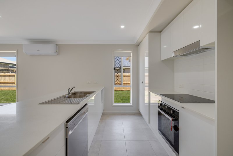 Photo - 30 Red Cedar Avenue, Cotswold Hills QLD 4350 - Image 5