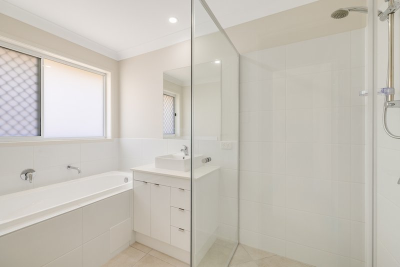 Photo - 30 Red Cedar Avenue, Cotswold Hills QLD 4350 - Image 8