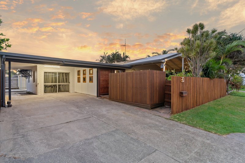 Photo - 30 Saleng Crescent, Warana QLD 4575 - Image 2