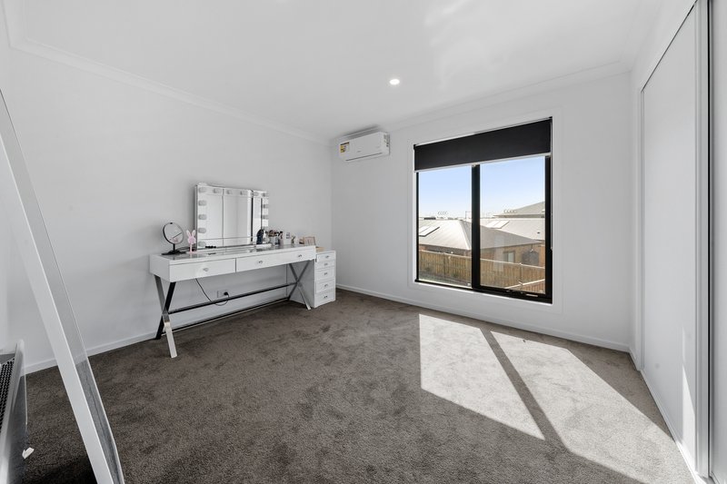 Photo - 30 Saran Crescent, Deanside VIC 3336 - Image 14