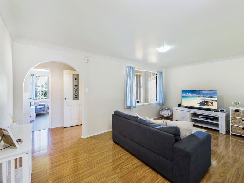 Photo - 30 Scenic Circle, Budgewoi NSW 2262 - Image 5