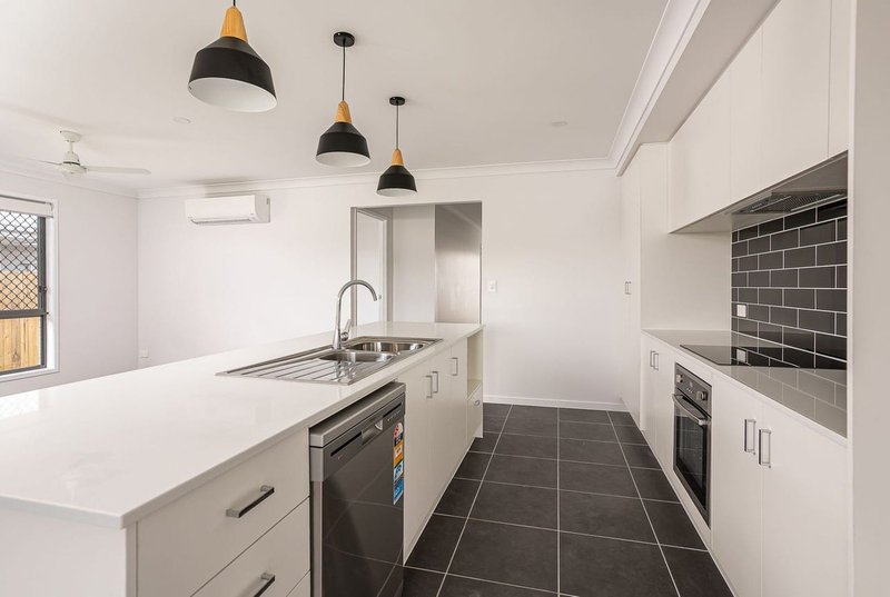 Photo - 30 Somerville Circuit, Park Ridge QLD 4125 - Image 7