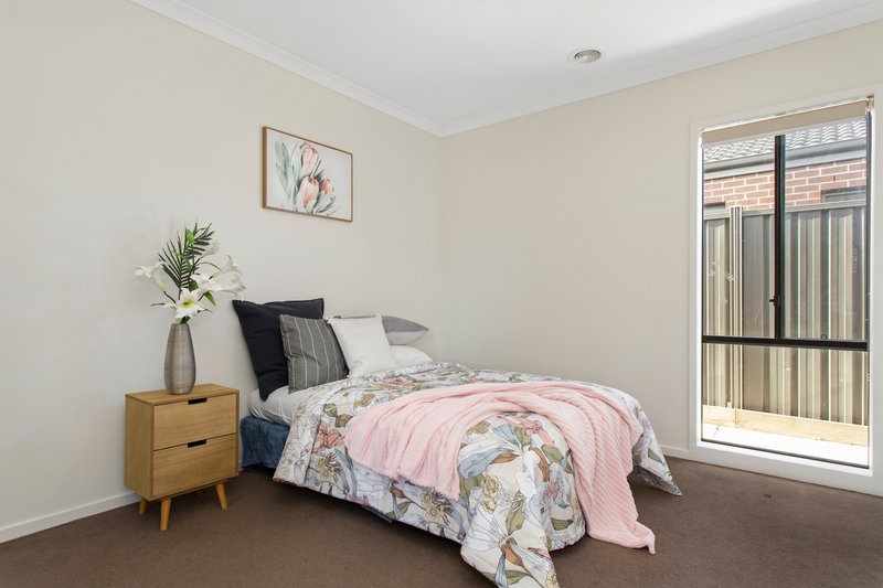 Photo - 30 St Leonard Drive, South Morang VIC 3752 - Image 12