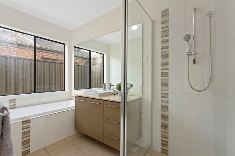 Photo - 30 St Leonard Drive, South Morang VIC 3752 - Image 14