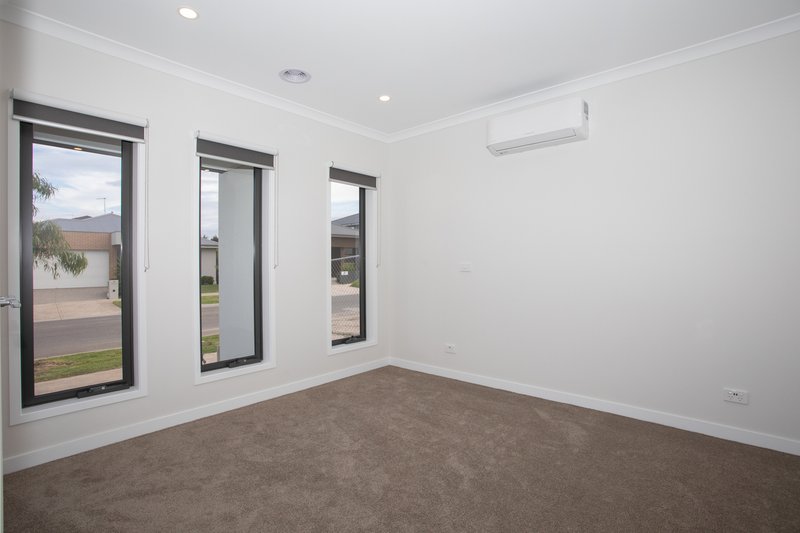 Photo - 30 Whitfield Crescent, Craigieburn VIC 3064 - Image 5