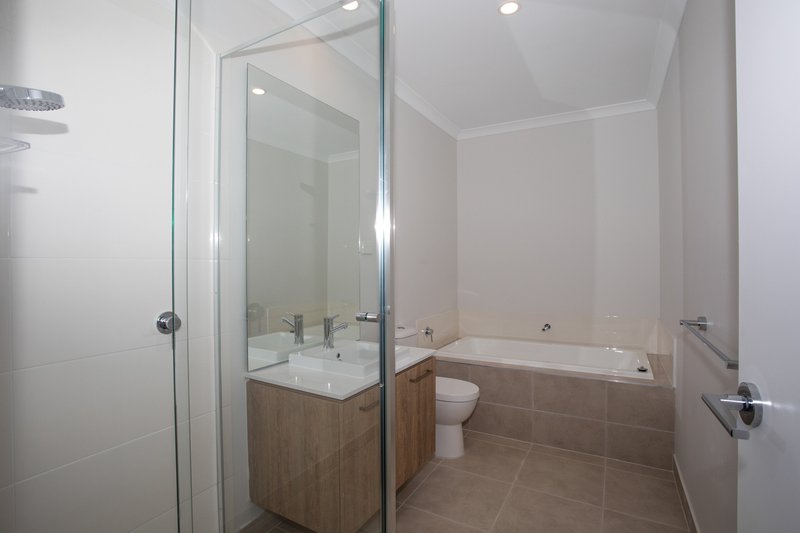 Photo - 30 Whitfield Crescent, Craigieburn VIC 3064 - Image 6