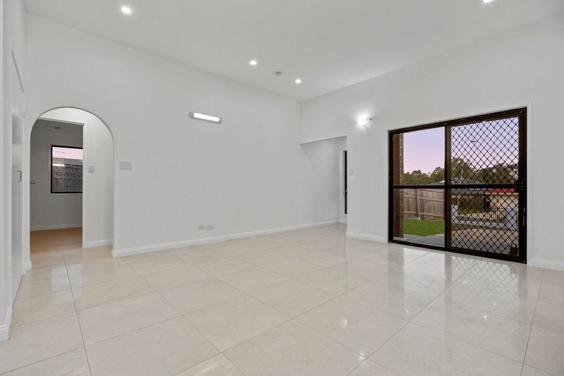 Photo - 30 Williams Way, Calamvale QLD 4116 - Image 3