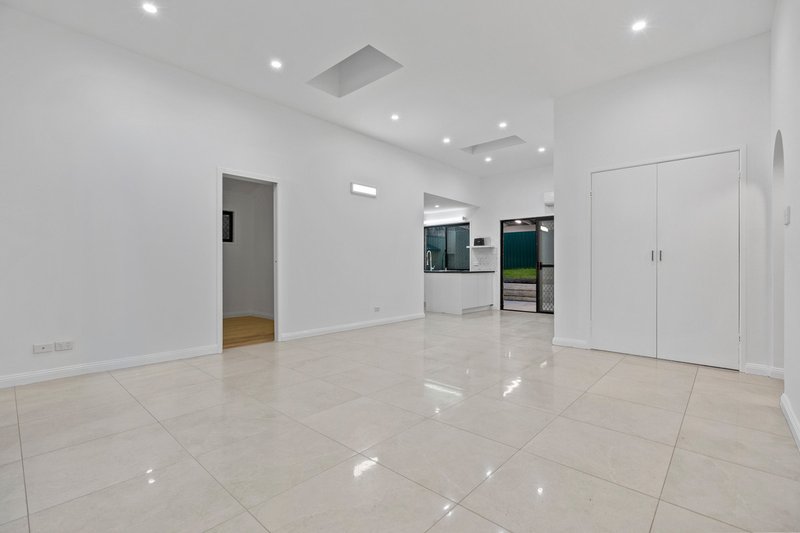Photo - 30 Williams Way, Calamvale QLD 4116 - Image 4