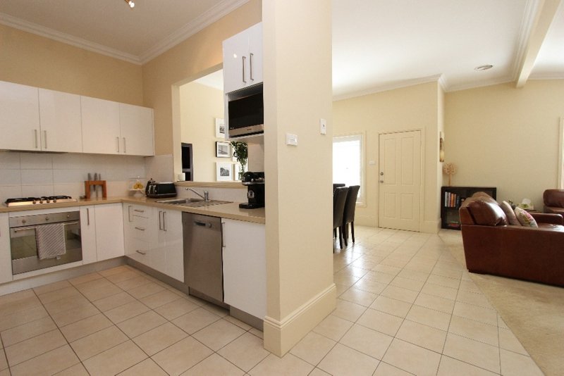 Photo - 301 Russell Street, Bathurst NSW 2795 - Image 3