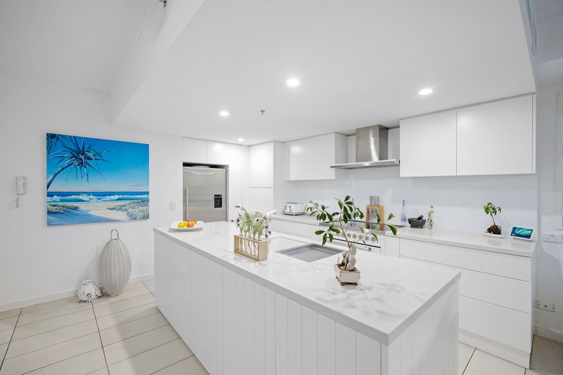 Photo - 301/3 Mclean Street, Coolangatta QLD 4225 - Image 5