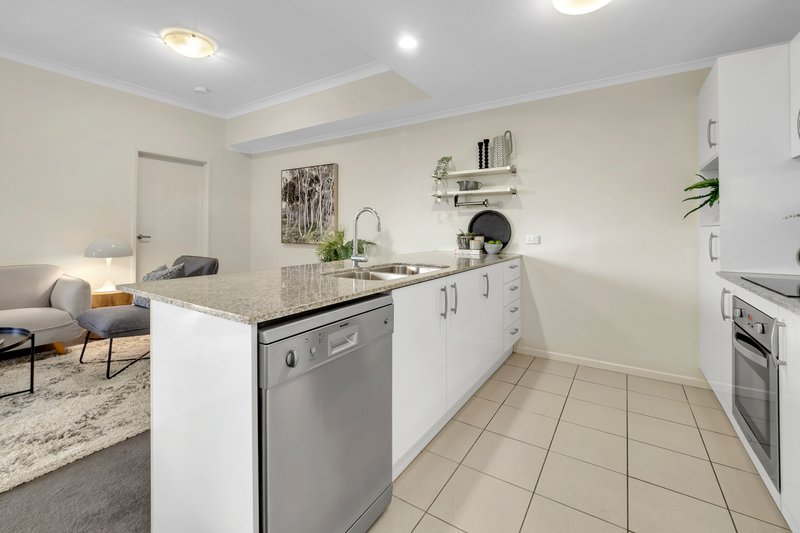 Photo - 302/1 Kingsmill Street, Chermside QLD 4032 - Image 9