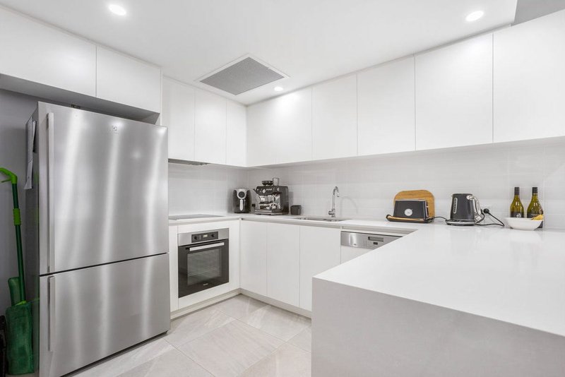 Photo - 302/1 Mantra Esplanade, Birtinya QLD 4575 - Image 7