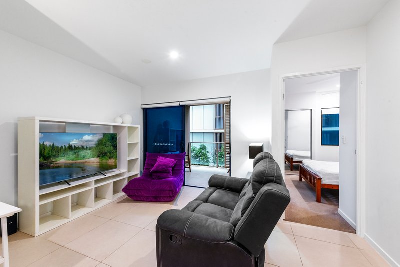 Photo - 302/11 Andrews Street, Southport QLD 4215 - Image 5
